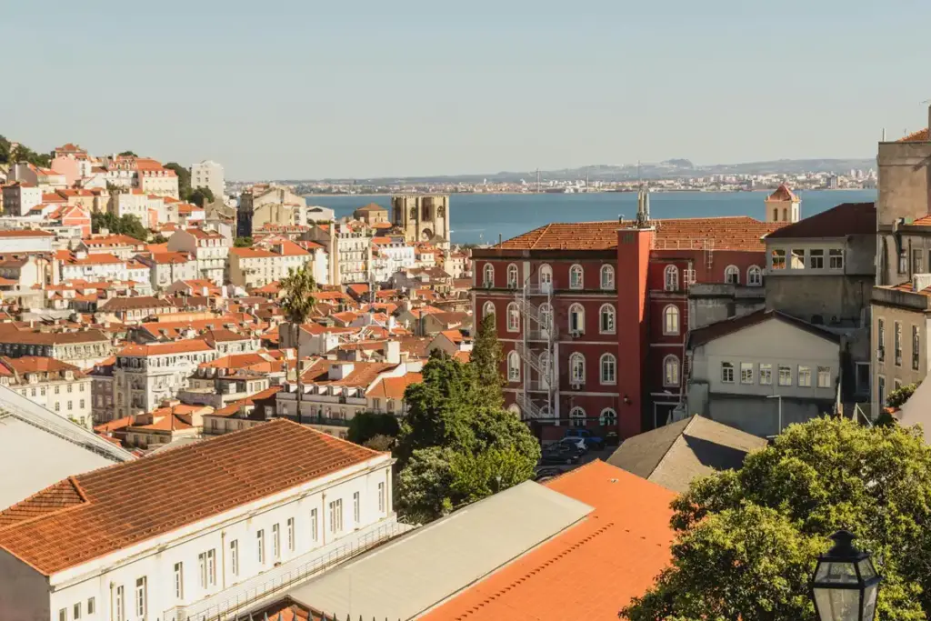 Mit Blick auf den Atlantik kann man in Lissabon Arbeiten und gut Leben